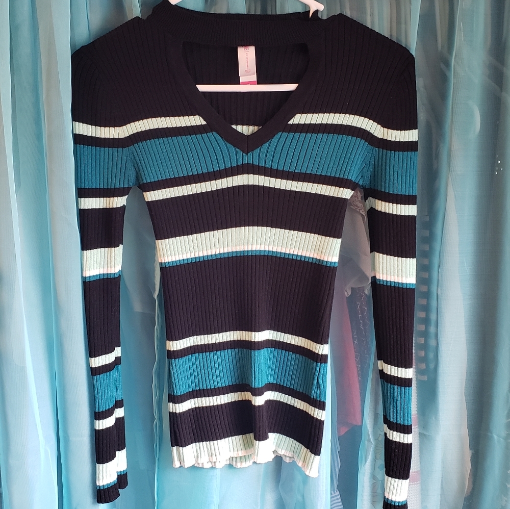Long sleeve choker shirt